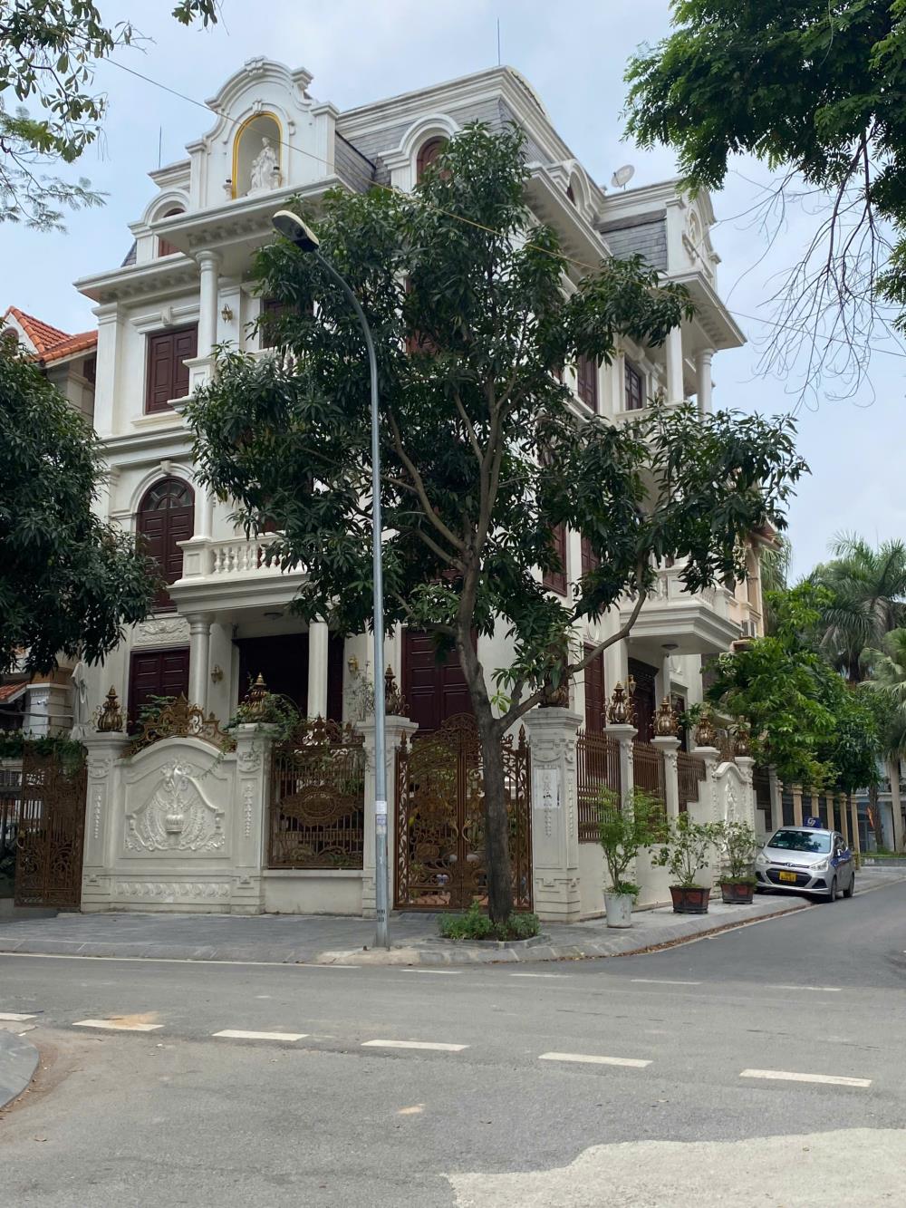 Biệt thự góc 2 mặt phố KĐT Dịch Vọng 210m2, có hầm, thang máy, mặt tiền 28m, giá 144 tỷ