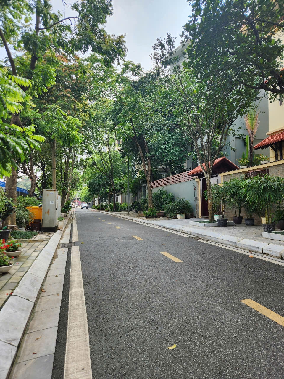 Bán biệt thự Lạc Long Quân 200m2, 4 tầng 1 hầm, mặt tiền 10m, giáp KĐT Vườn Đào, giá 110 tỷ